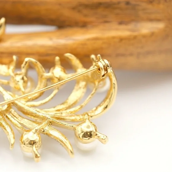 Vintage unmarked Faux Pearl and goldtone Rhinestone Pin Brooch BEAUTIFUL - Picture 10 of 14